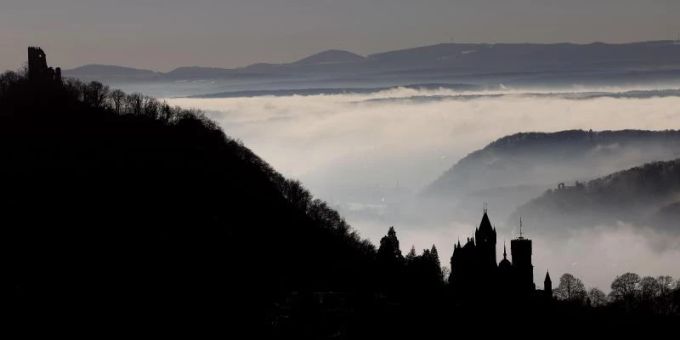 Hinter Schloss Drachenburg (r) und der Burg Drachenfels ziehen Nebelschwaden durch das Rheintal. Foto: Oliver Berg/dpa Hinter Schloss Drachenburg (r) und der Burg Drachenfels ziehen Nebelschwaden durch das Rheintal. Foto: Oliver Berg/dpa