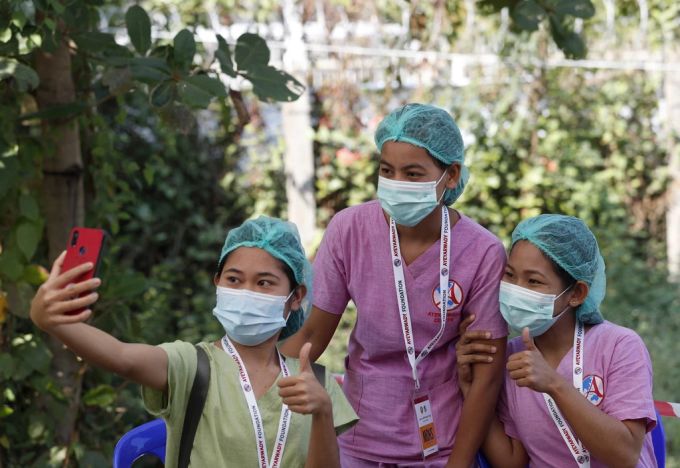 Freiwillige Helferinnen machen ein Selfie. Wegen des Coronavirus verhängte Myanmar während zwei Jahren einen Einreisestopp für Touristen. Coronavirus