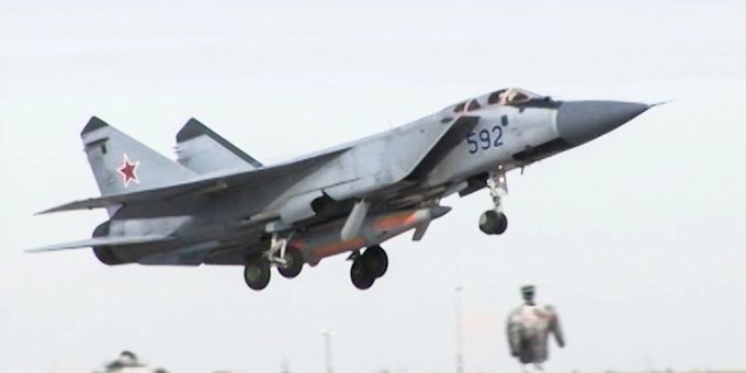 Ein MiG-31 Kampfflugzeug, das mit der neuen Kinzhal («Kinschal»)-Hyperschall-Rakete bestückt ist. Ein MiG-31 Kampfflugzeug, das mit der neuen Kinzhal («Kinschal»)-Hyperschall-Rakete bestückt ist.