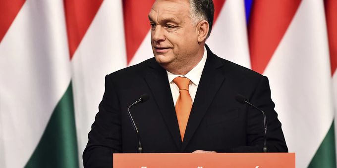 Viktor Orban, Ministerpräsident von Ungarn, hält seine jährliche Rede zur Lage der Nation im Varkert Bazaar Konferenzsaal. Orban hat am Samstag bei einer Rede in Budapest erstmals die Möglichkeit eines EU-Austritt seines Landes angedeutet. Foto: Anna Szilagyi/AP/dpa Orban