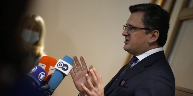Der Aussenminister der Ukraine, Dmytro Kuleba, war am EU-Treffen dabei. Er fordert sofortige Massnahmen. Dmytro Kuleba