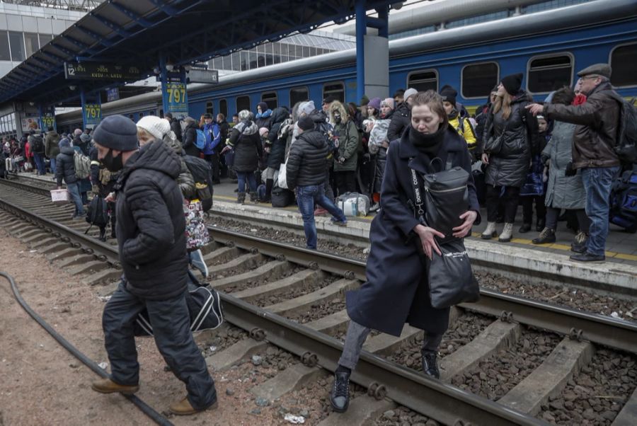 Menschen am Kiewer Hauptbahnhof am 5. März. Zahlreiche Menschen sind wegen der Angriffe auf die Ukraine geflüchtet.