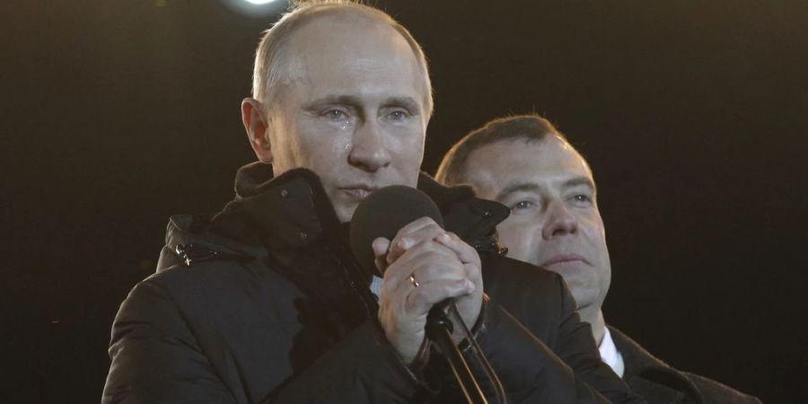 Wladimir Putin weint, als er 2012 wiedergewählt wird.