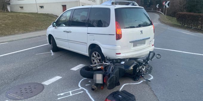 Kollision zwischen Auto und Motorradfahrer Kollision zwischen Auto und Motorradfahrer