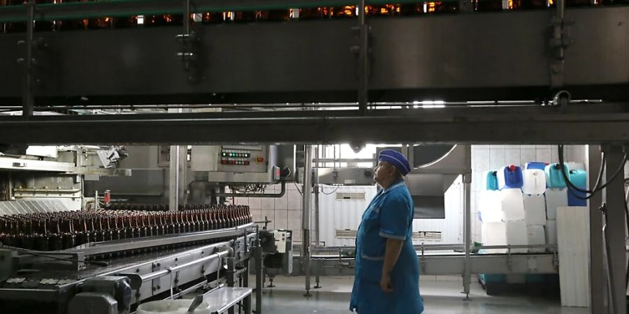 Weitere internationale Bierbrauereien ziehen sich aus Russland zurück. Bisher haben fast 300 internationale Unternehmen ihre Geschäftstätigkeit in Russland vorübergehend eingestellt.