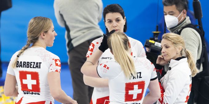 Die vier Schweizer Curlerinnen während dem Spiel gegen Schweden. Olympia 2022