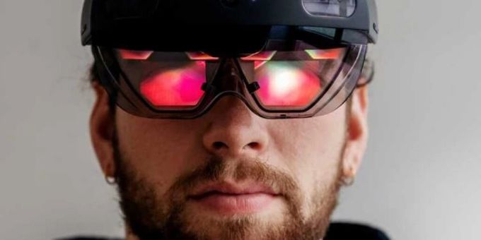 In diese AR-Brille stecken zwei ETH-Absolventen virtuelle Gebrauchsanleitungen für Industrieunternehmen. Das war während den pandemiebedingten Reisebeschränkungen praktisch: Unternehmen mussten keine Techniker zu Kunden ins Ausland entsenden, sondern konnten einfach eine Brille schicken (Pressebild) In diese AR-Brille stecken zwei ETH-Absolventen virtuelle Gebrauchsanleitungen für Industrieunternehmen. Das war während den pandemiebedingten Reisebeschränkungen praktisch: Unternehmen mussten keine Techniker zu Kunden ins Ausland entsenden, sondern konnten einfach eine Brille schicken (Pressebild)