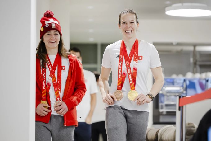 Mathilde Gremaud (l.) und Michelle Gisin (r.) kehren von Olympia 2022 zurück. Olympia 2022