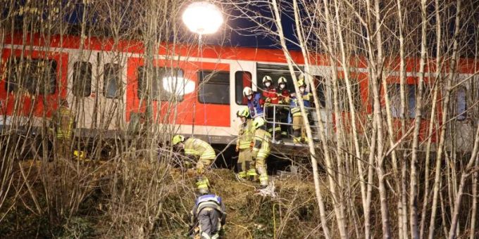 Die Feuerwehr München ist mit mehreren Einsatzkräften vor Ort. Foto: Matthias Balk/dpa Die Feuerwehr München ist mit mehreren Einsatzkräften vor Ort. Foto: Matthias Balk/dpa