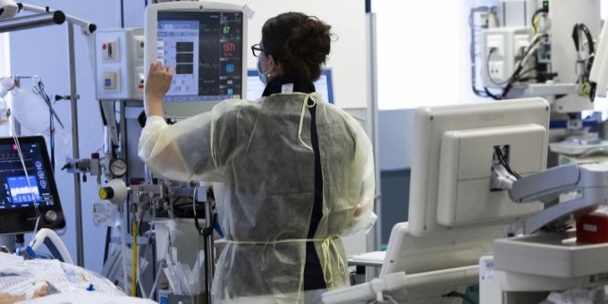 Eine Pflegefachfrau prüft die Anzeige eines Bildschirms auf einer Intensivstation mit Covid-Patienten im Inselspital Bern. Coronavirus Inselspital Bern