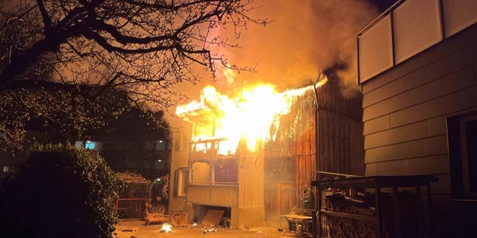 Einfamilienhaus gerät in Brand.