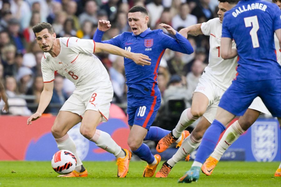 Remo Freuler im Duell mit Englands Phil Foden.