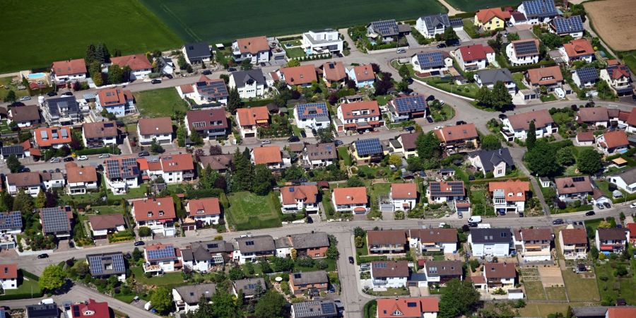 Im Zuge innerörtlicher Nachverdichtung kann es immer mal zu Bebauung in zweiter Reihe kommen. Dann sollten Eigentümerinnen und Eigentümer genau hinschauen, ob die Zuwegung hinreichend geklärt ist.