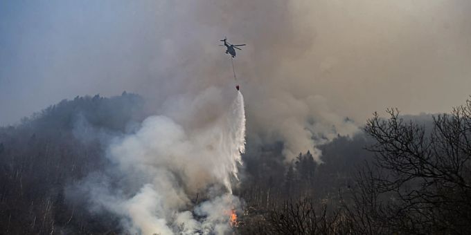 Löschhelikopter bringen Wasser vom Lago Maggiore ins Centovalli. Löschhelikopter bringen Wasser vom Lago Maggiore ins Centovalli.