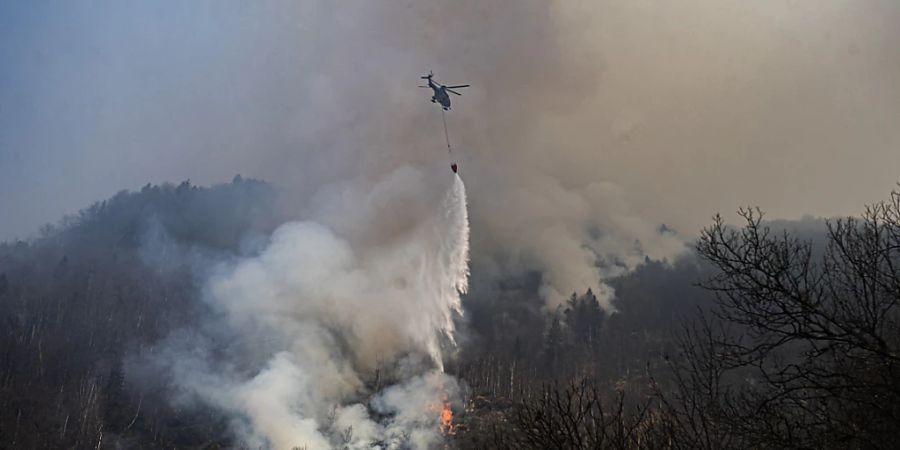 Löschhelikopter bringen Wasser vom Lago Maggiore ins Centovalli.