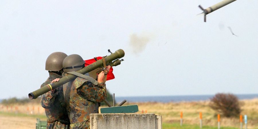 Bundeswehr-Reservisten üben mit der Luftabwehrrakete «Strela». In der Ukraine sind weitere Waffen aus Deutschland eingetroffen.