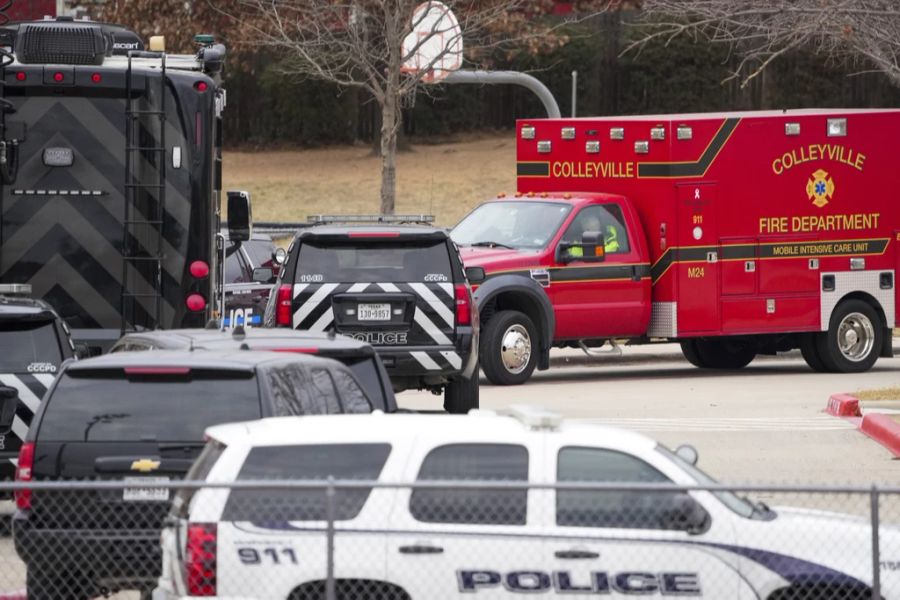 Das FBI, die Feuerwehr und auch ein Swat-Team stehen im Einsatz.