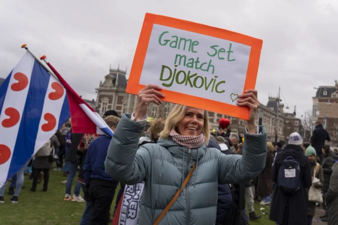 Eine Demonstrantin solidarisiert sich mit dem ungeimpften Tennis-Star Novak Djokovic. Corona