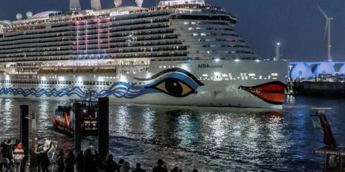 Das Kreuzfahrtschiff «Aidacosma» verlässt den Hamburger Hafen zu seiner Jungfernfahrt. Foto: Markus Scholz/dpa Das Kreuzfahrtschiff «Aidacosma» verlässt den Hamburger Hafen zu seiner Jungfernfahrt. Foto: Markus Scholz/dpa