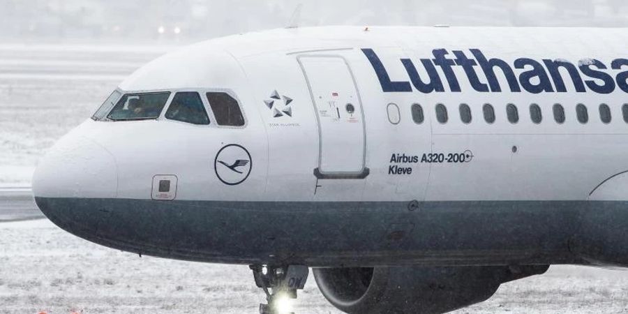 Ein Airbus A320 der Fluggesellschaft Lufthansa auf dem Frankfurter Flughafen. Foto: Silas Stein/dpa