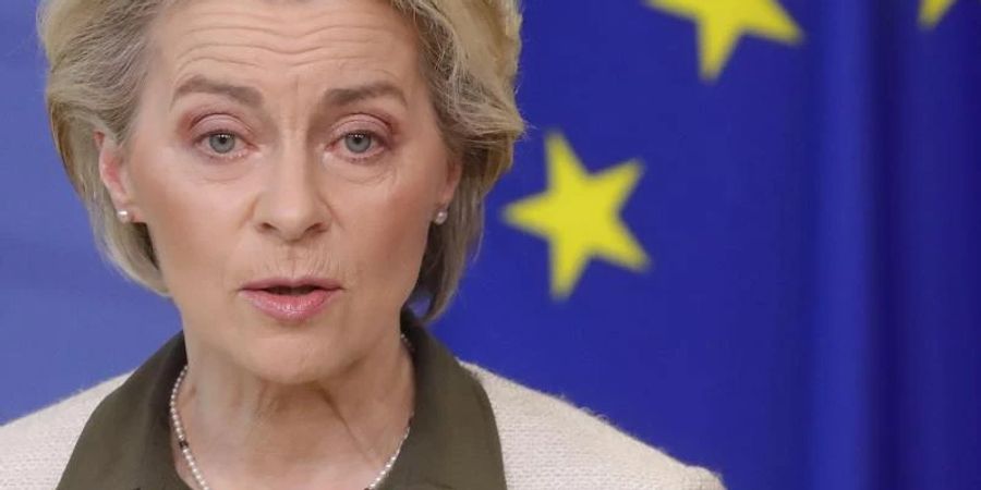 Nach Angaben von EU-Kommissionspräsidentin Ursula von der Leyen finanziert die Europäische Union erstmlas den Kauf und die Lieferung von Waffen an ein Land, das angegriffen wird. Foto: Stephanie Lecocq/Pool EPA/AP/dpa
