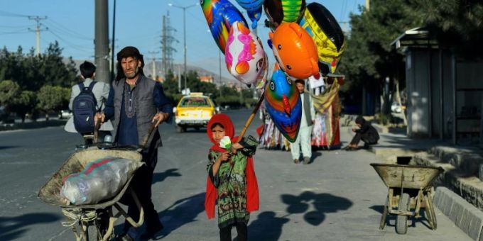 Kind will Luftballons in Kabul verkaufen Kind will Luftballons in Kabul verkaufen