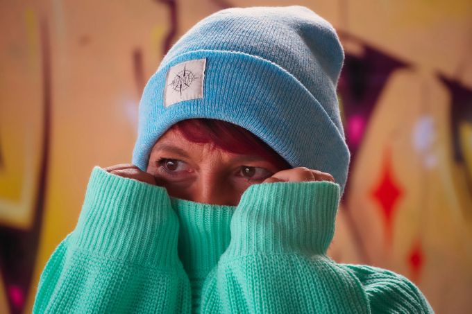 Kleidung ist eine Wärmeschicht, die den Körper vorm Auskühlen schützt. Frau Mütze Pullover Kälte