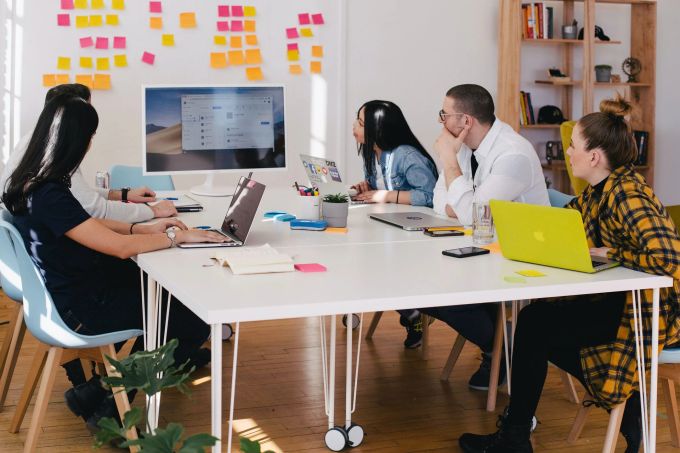 Eine Präsentation kann ganz schön nervös machen. Einfache Tipps helfen, den Kopf wieder zu beruhigen. Team im Büro