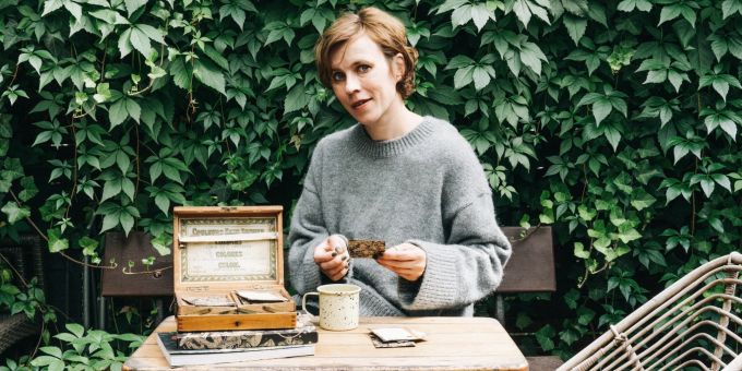 Carolin Engwert ist Bloggerin und Gartenbuch-Autorin aus Berlin. Frau Bank Efeu Tisch