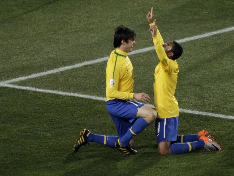 Robinho und Kaka jubeln gemeinsam.