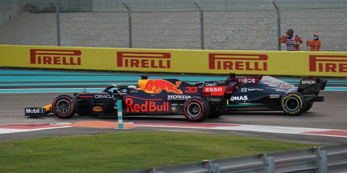 Max Verstappen (Red Bull Racing) im Zweikampf mit Lewis Hamilton (Mercedes) beim Abu-Dhabi-GP der Formel 1. Verstappen Hamilton Formel 1
