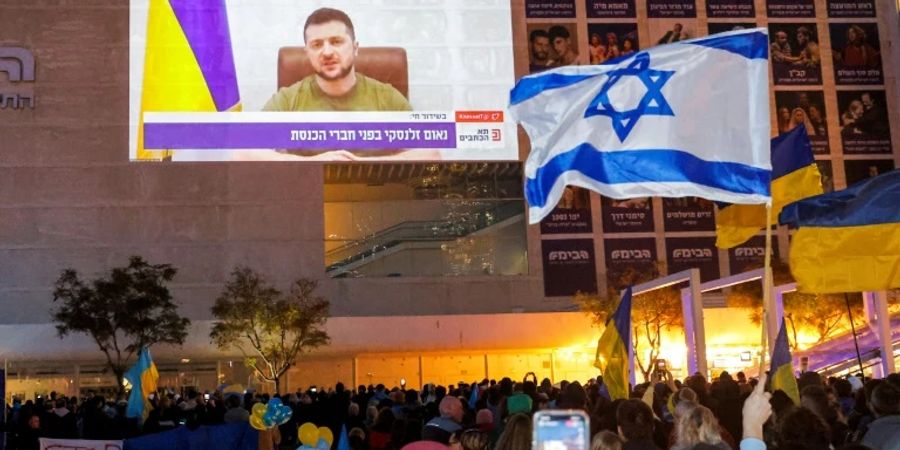 Menschen in Tel Aviv verfolgen Selenskyjs Rede