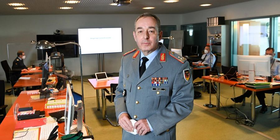 Generalmajor Carsten Breuer, Leiter des Corona-Krisenstabs, steht im Corona-Krisenstab im Bundeskanzleramt.