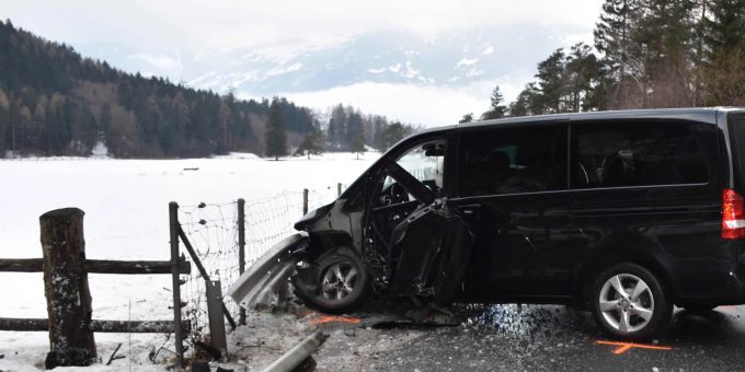 Die beiden Fahrzeuge wurden total beschädigt. Unfall