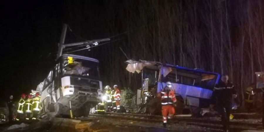 ARCHIV - HANDOUT - Rettungskräfte arbeiten an der Unfallstelle, an der ein Zug mit einem Schulbus kollidiert ist. Gut vier Jahre nach dem tödlichen Unfall in Südfrankreich ist ein Prozess gegen die Busfahrerin angeordnet worden. Das teilte die Staatsanwaltschaft von Marseille am Dienstag mit. Foto: Matthieu Ferri/France Bleu/AP/dpa