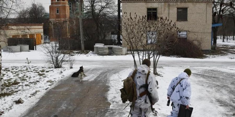 Ukrainische Soldaten patrouillieren auf einer Strasse im Dorf Werchnjotorezke in der Region Donezk im Osten der Ukraine. Foto: Andriy Andriyenko/AP/dpa