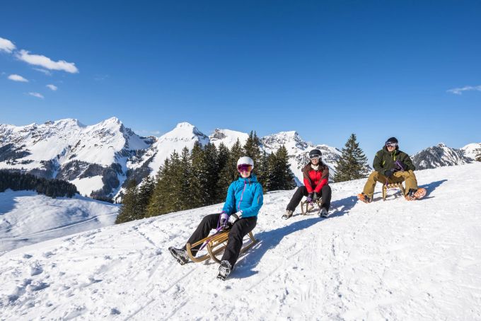 Die Schlittelpiste im Jauntal kombiniert den beliebten Wintersport mit einer umwerfenden Aussicht. BLS Winterausflüge Jauntal