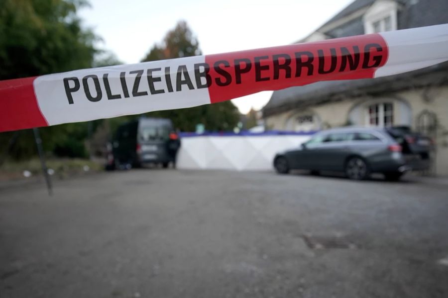 Die Polizei geht derzeit von einer Beziehungstat oder psychischen Problemen aus.