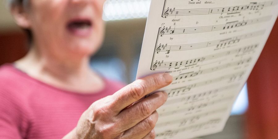 Notenblatt Hand Frau rosa Singen