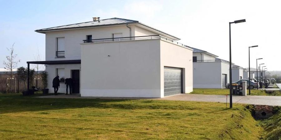 Das Haus eines Paares, dessen 10-jähriger Sohn tot in einem Koffer gefunden wurde. Foto: Alain Jocard/AFP/dpa
