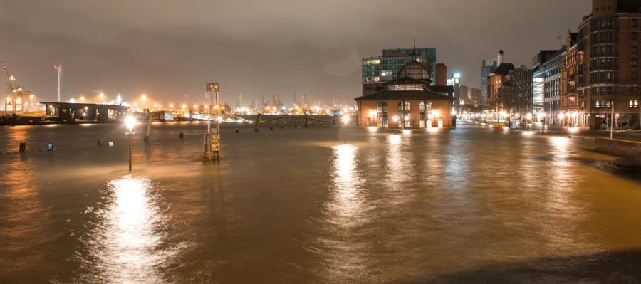 Der Fischmarkt mit der Fischauktionshalle an der Elbe in Hamburg steht wegen einer Sturmflut unter Wasser.