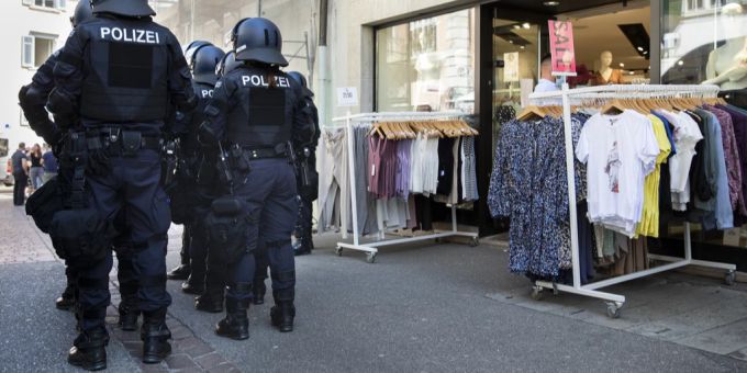 Nach einem Protest gegen mutmasslichen Körperverletzer musste die Polizei in Dornach (SO) eingreifen. (Symbolbild) dornach