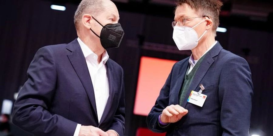 Bundeskanzler Olaf Scholz (l) und Gesundheitsminister Karl Lauterbach. Baden-Württembergs Regierungschef Winfried Kretschmann vermisst die Führung des Kanzlers. Foto: Kay Nietfeld/dpa