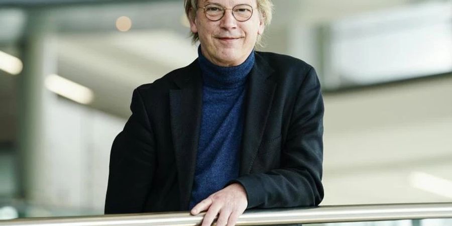 Hans-Georg Kräusslich ist Chefvirologe von der Universität Heidelberg. Foto: Uwe Anspach/dpa