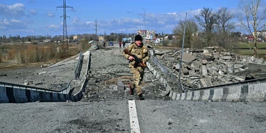 Ukrainischer Soldat in einem Vorort von Kiew