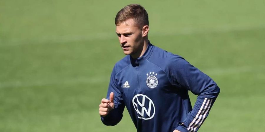 Der Münchner wärmt sich zu Beginn eines Trainings der Nationalmannschaft auf. Foto: Tom Weller/dpa