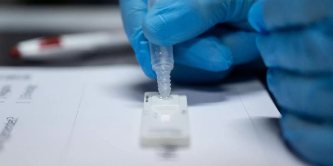 Ein Mitarbeiter führt in einer Corona-Test- und Impfstation einen Corona-Schnelltest durch. Coronavirus