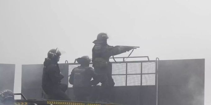 Schwerbewaffnete Bereitschaftspolizisten blockieren in Almaty eine Strasse, um Demonstranten aufzuhalten. Foto: Vladimir Tretyakov/AP/dpa Schwerbewaffnete Bereitschaftspolizisten blockieren in Almaty eine Strasse, um Demonstranten aufzuhalten. Foto: Vladimir Tretyakov/AP/dpa