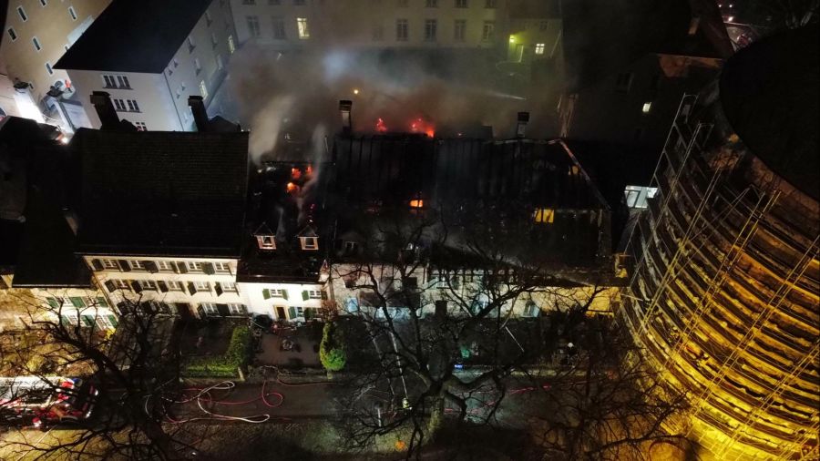 Die Feuerwehr konnte das Feuer in der Solothurner Altstadt am Montagabend unter Kontrolle bringen.