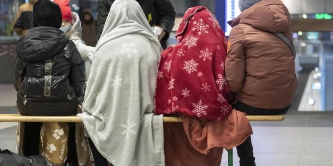 In Decken gehüllt sitzen diese Kinder aus dem ukrainischen Kriegsgebiet im Berliner Hauptbahnhof. selenskyj